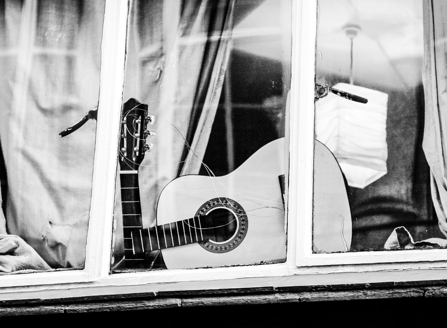 guitare cassée à travers une fenêtre Londres