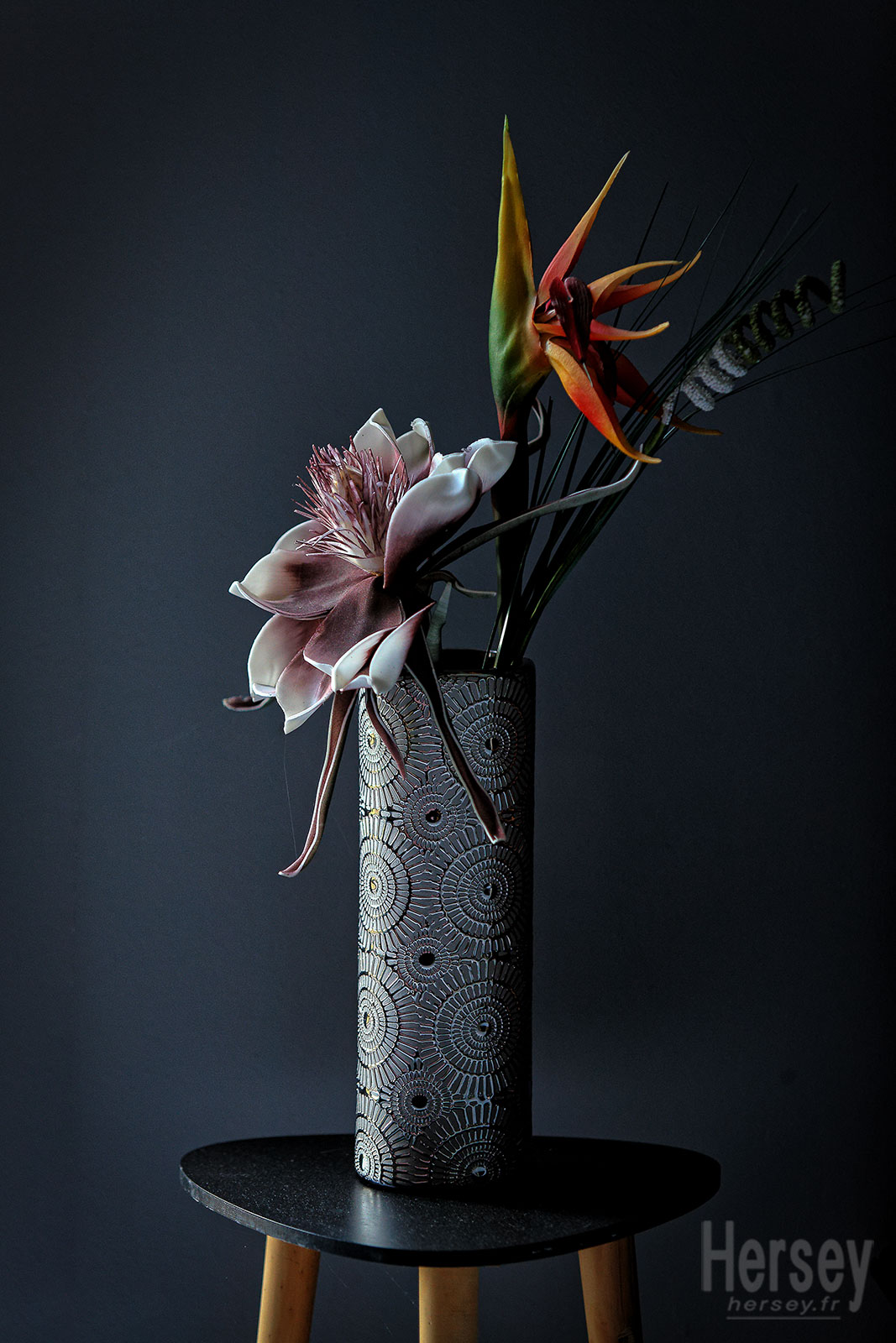 Vase moderne en métal avec fleurs © Hersey Photographe