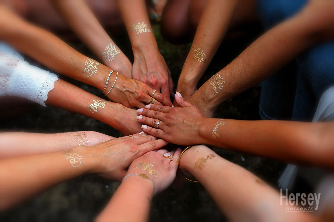 Photo de groupe pour enterrement de vie de jeune fille © Hersey Photographe EVJF Uzès Alès Sommières Nîmes Gard Photo de groupe pour enterrement de vie de jeune fille © Hersey Photographe EVJF Uzès Sommières Nîmes Gard
