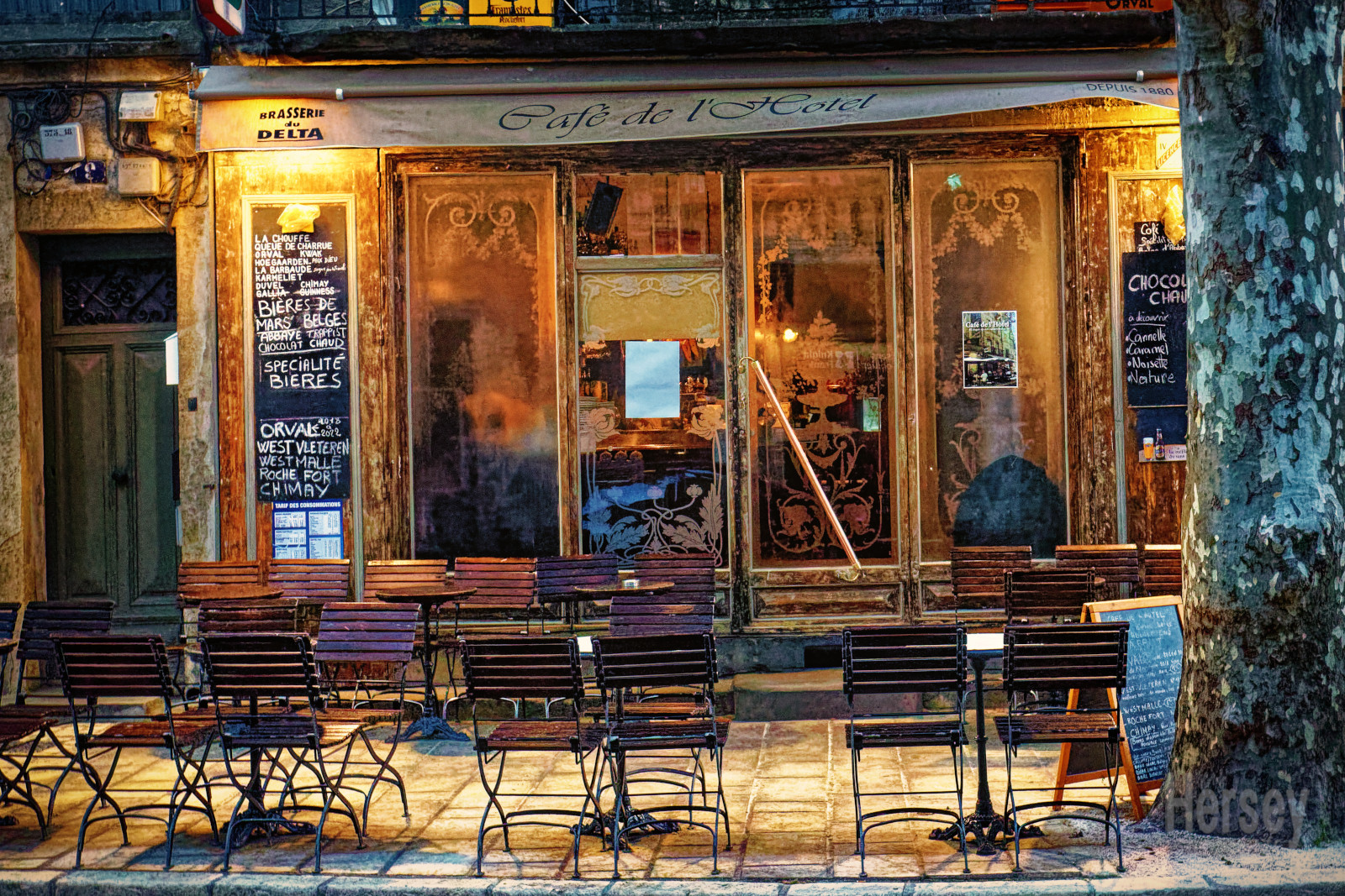Le Café de l'Hôtel à Uzès Bar PMU © Hersey Photographe Uzès Gard