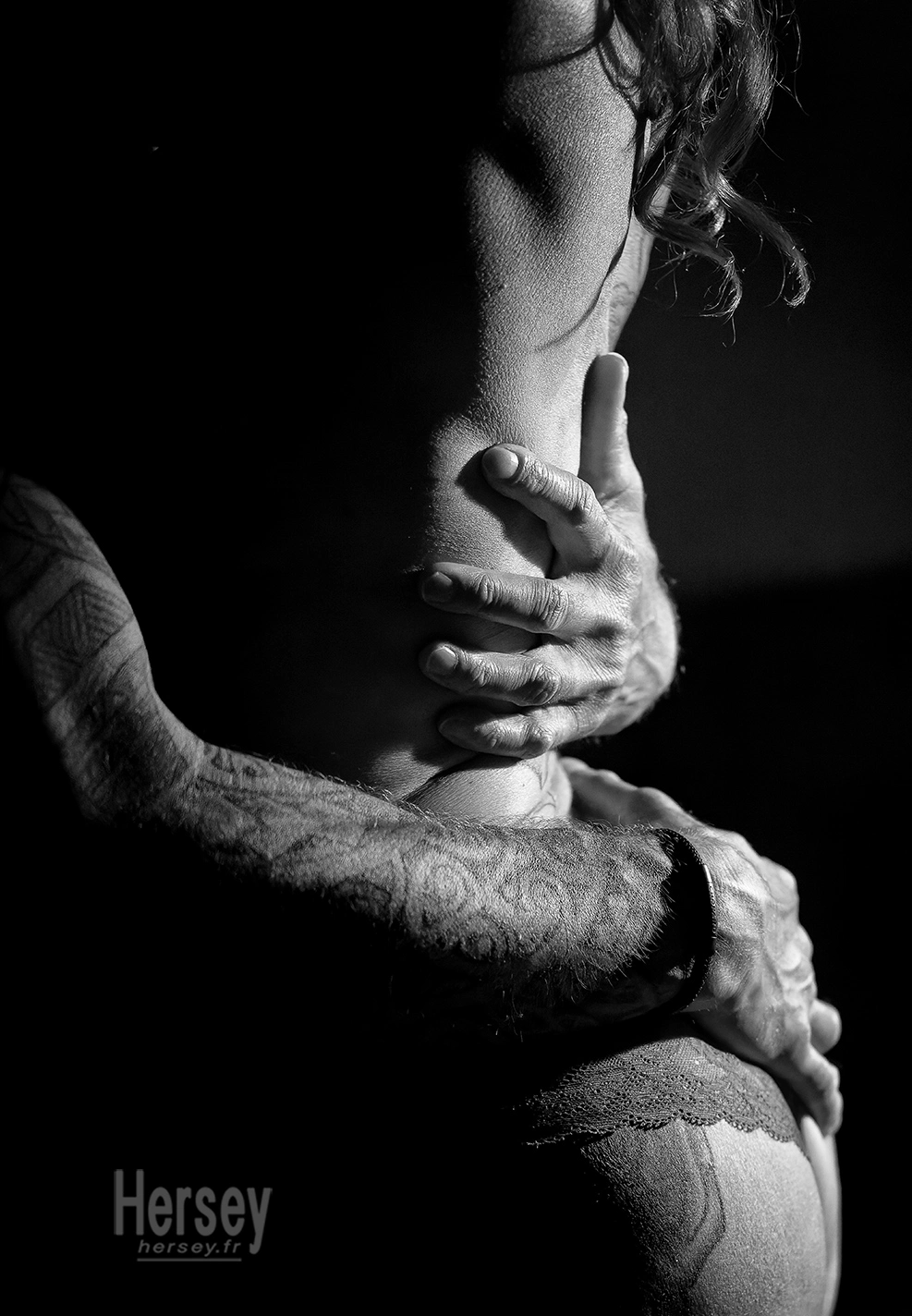 Photo de charme de couple en noir et blanc © Hersey Photographe charme boudoir glamour érotisme Nîmes Gard
