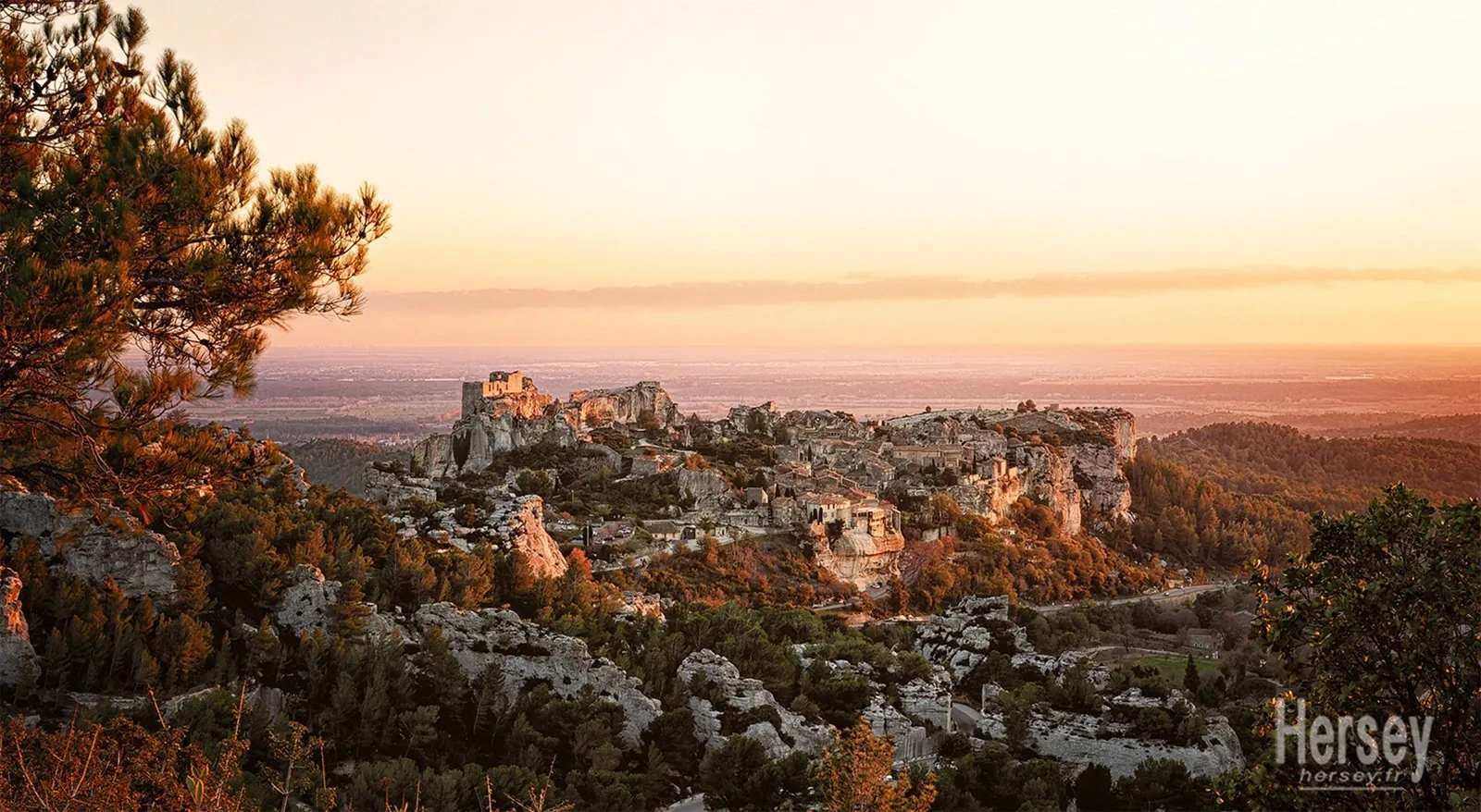 Les Baux de Provence et le château au soleil couchant © Hersey Photographe Le village des Baux de Provence et le château au soleil couchant © Hersey Photographe