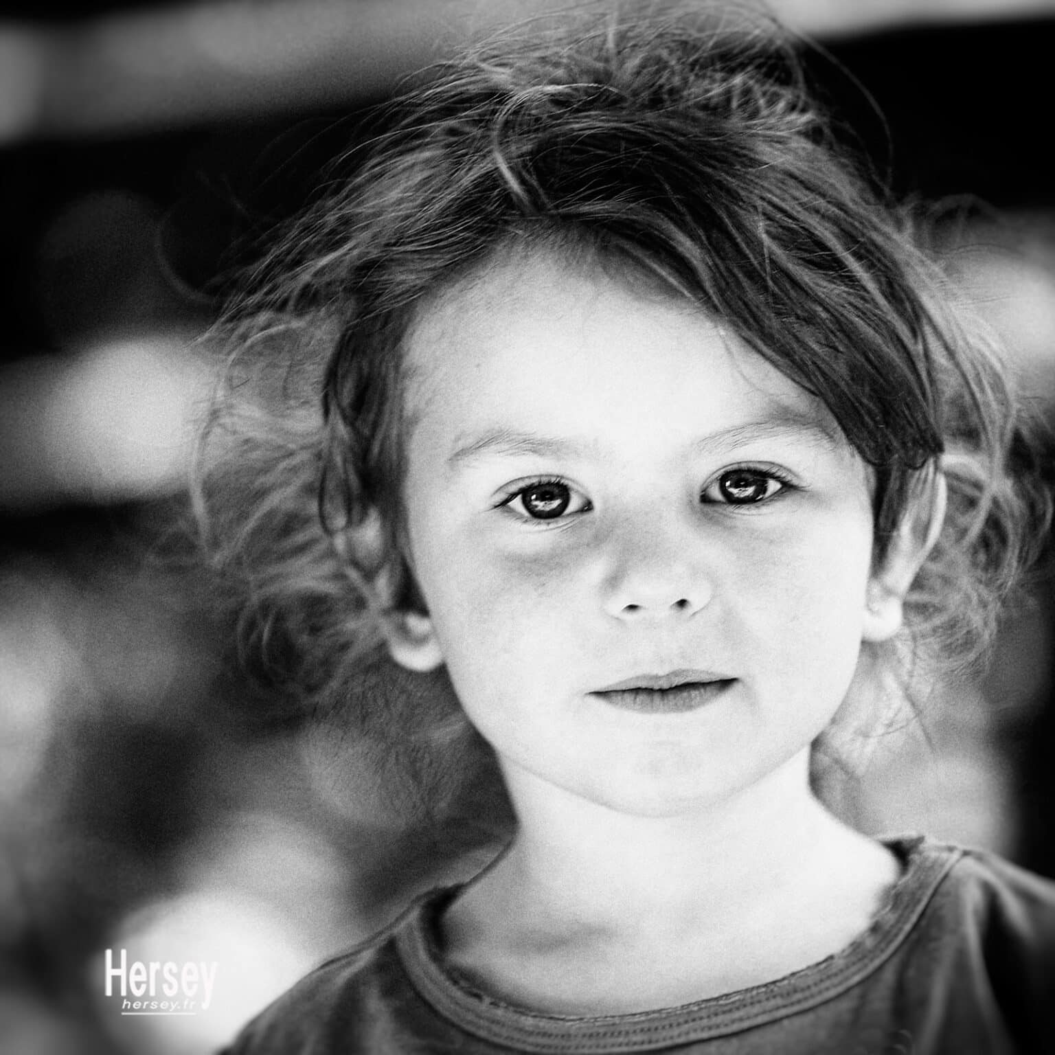 Portrait d'enfant en noir et blanc © Hersey Photographe Uzès Nîmes Gard