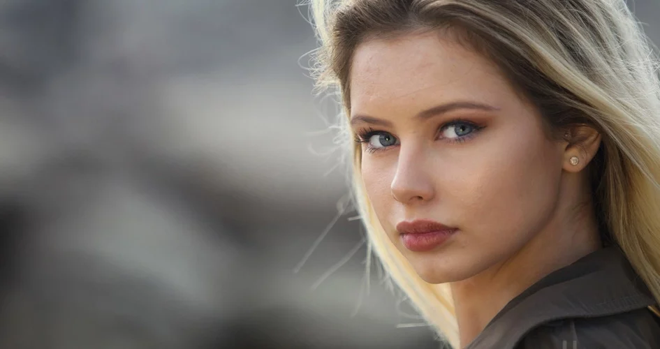 Portrait photo de jeune femme blonde aux yeux clairs et cheveux longs © Hersey Photographe portrait Uzès Nîmes Gard