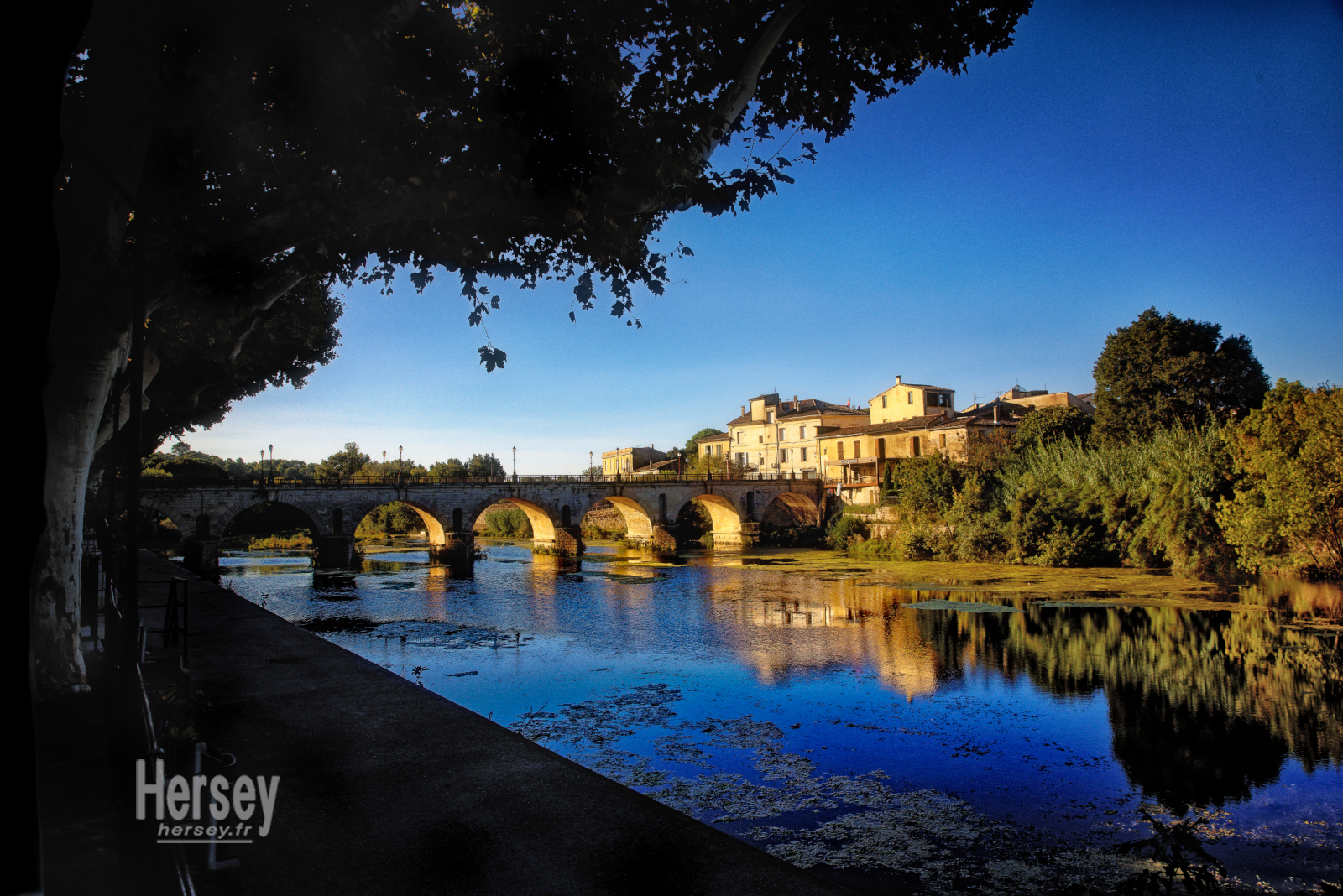 Le Vidourle et le pont romain à Sommières Gard © Hersey Photographe